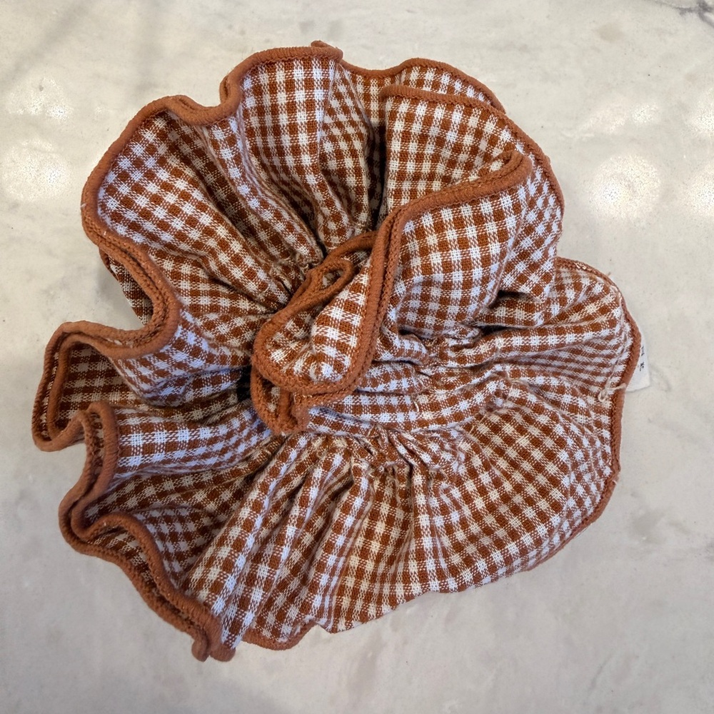Sézane Gingham Ruffle Scrunchie in Rust and White